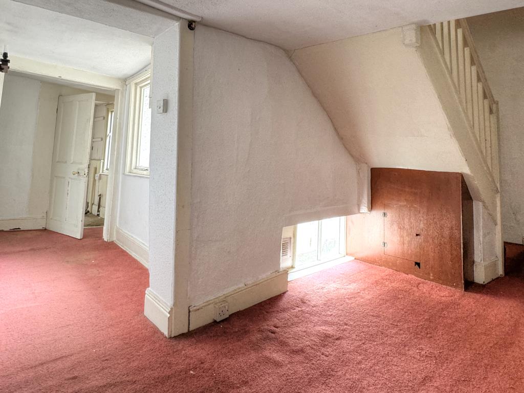 Lot: 55 - THREE-BEDROOM MAISONETTE IN CENTRAL LOCATION - Entrance hall on first floor